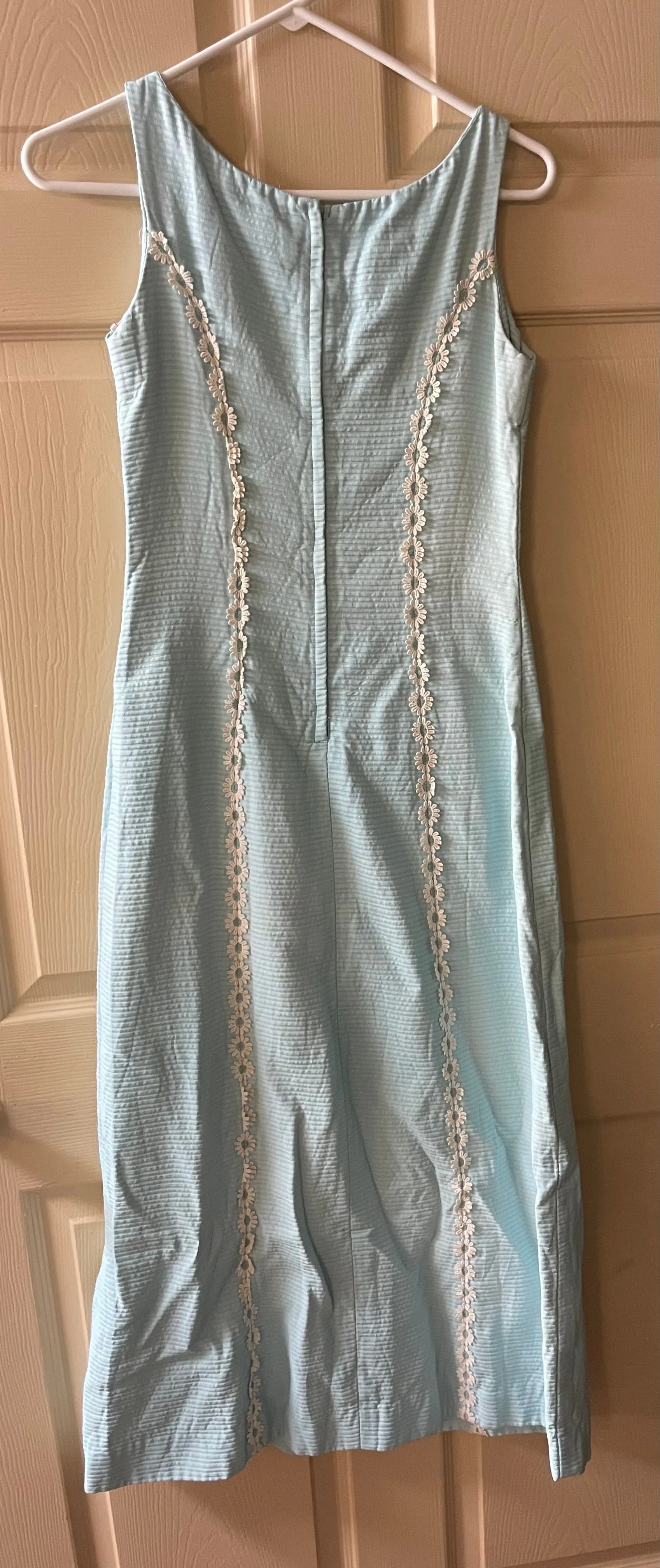 € Vintage MCM Womens DAVISON’S Baby Blue w/ White Applique Daisies Seersucker Maxi Sleeveless Dress Small