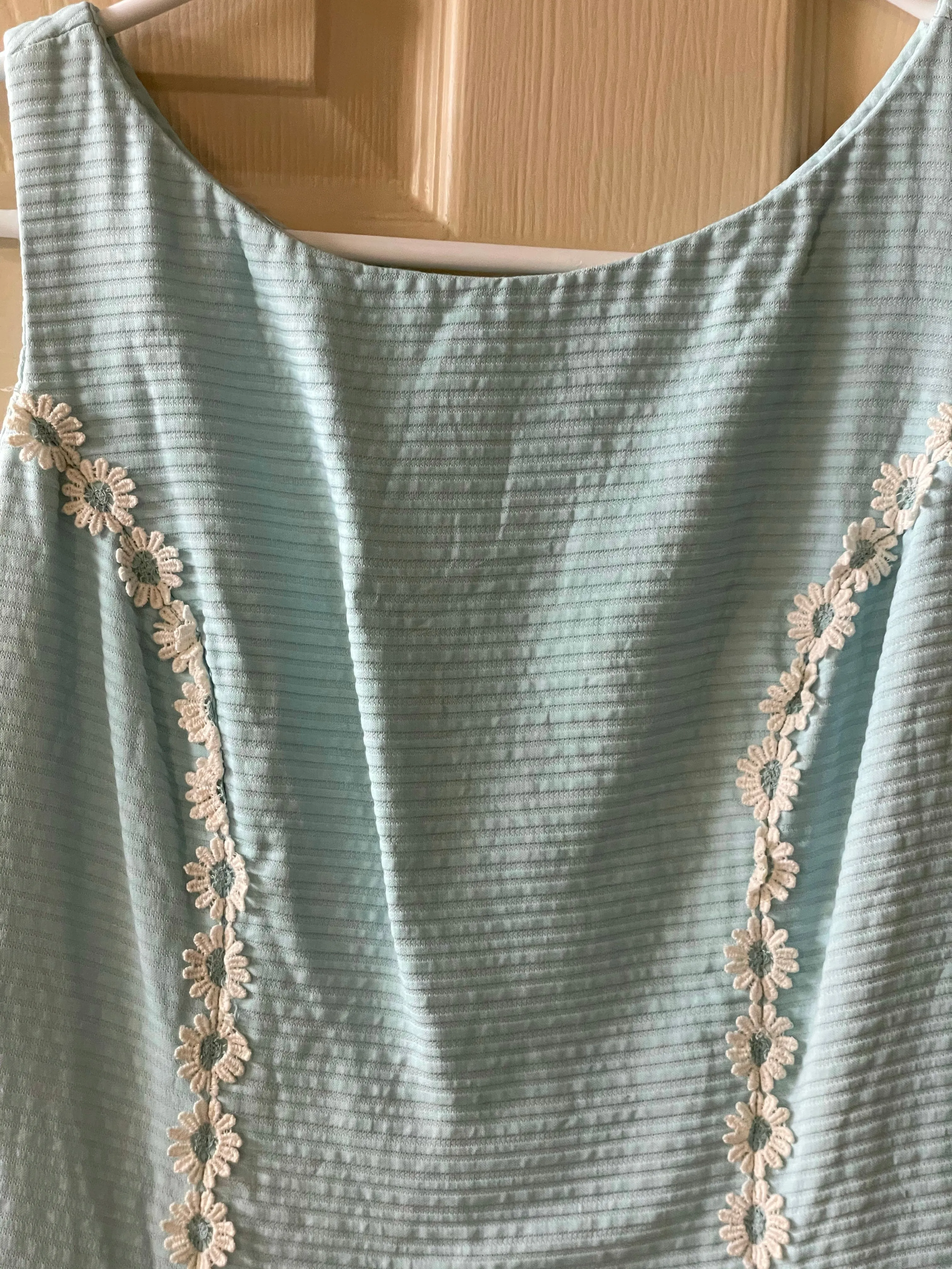 € Vintage MCM Womens DAVISON’S Baby Blue w/ White Applique Daisies Seersucker Maxi Sleeveless Dress Small